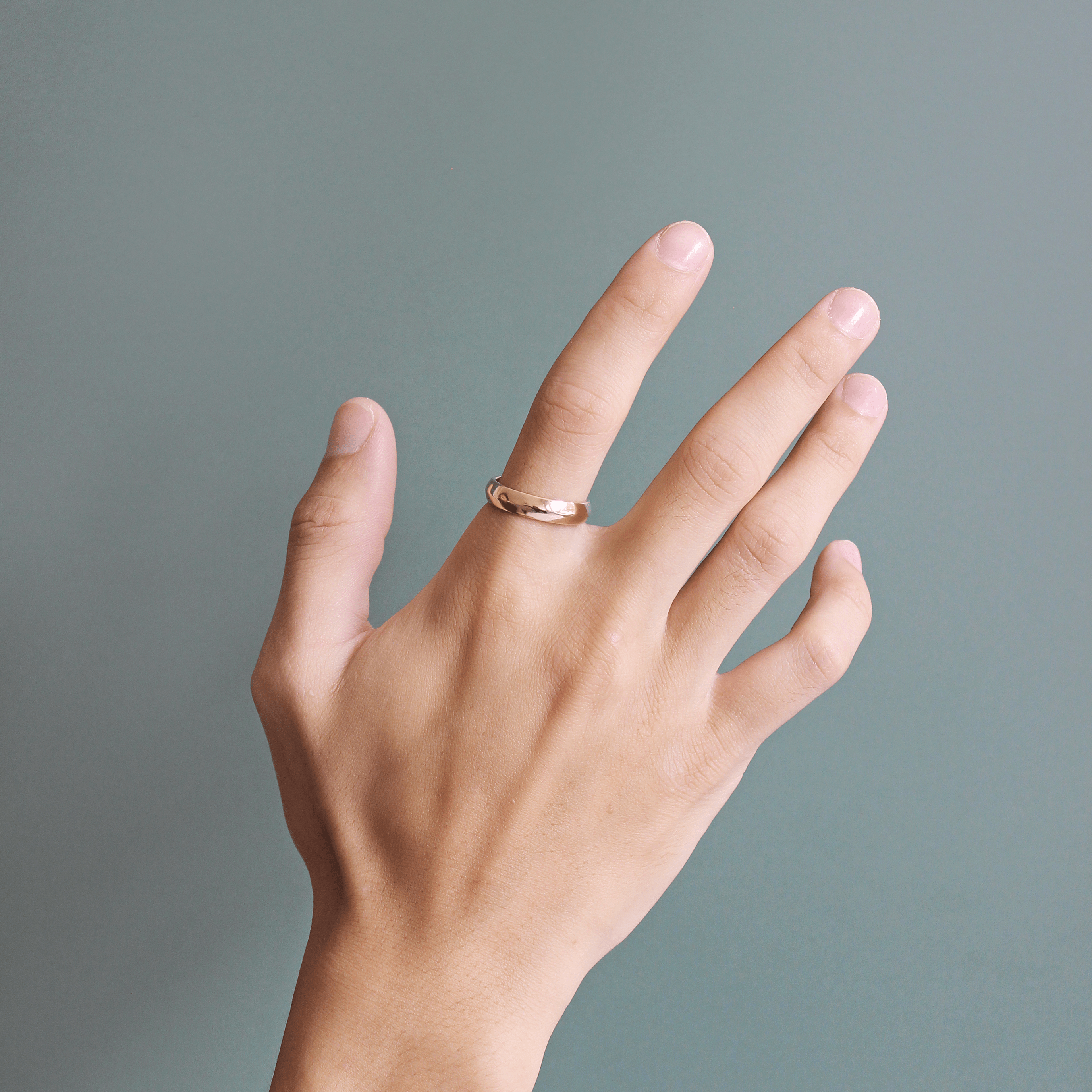Model wears Knife Edge Band 5mm in 14k Yellow Gold on index finger