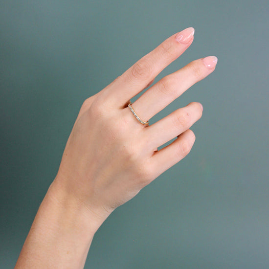 Model wearign Curve Flat Band / Soft + Grey Diamonds on middle finger
