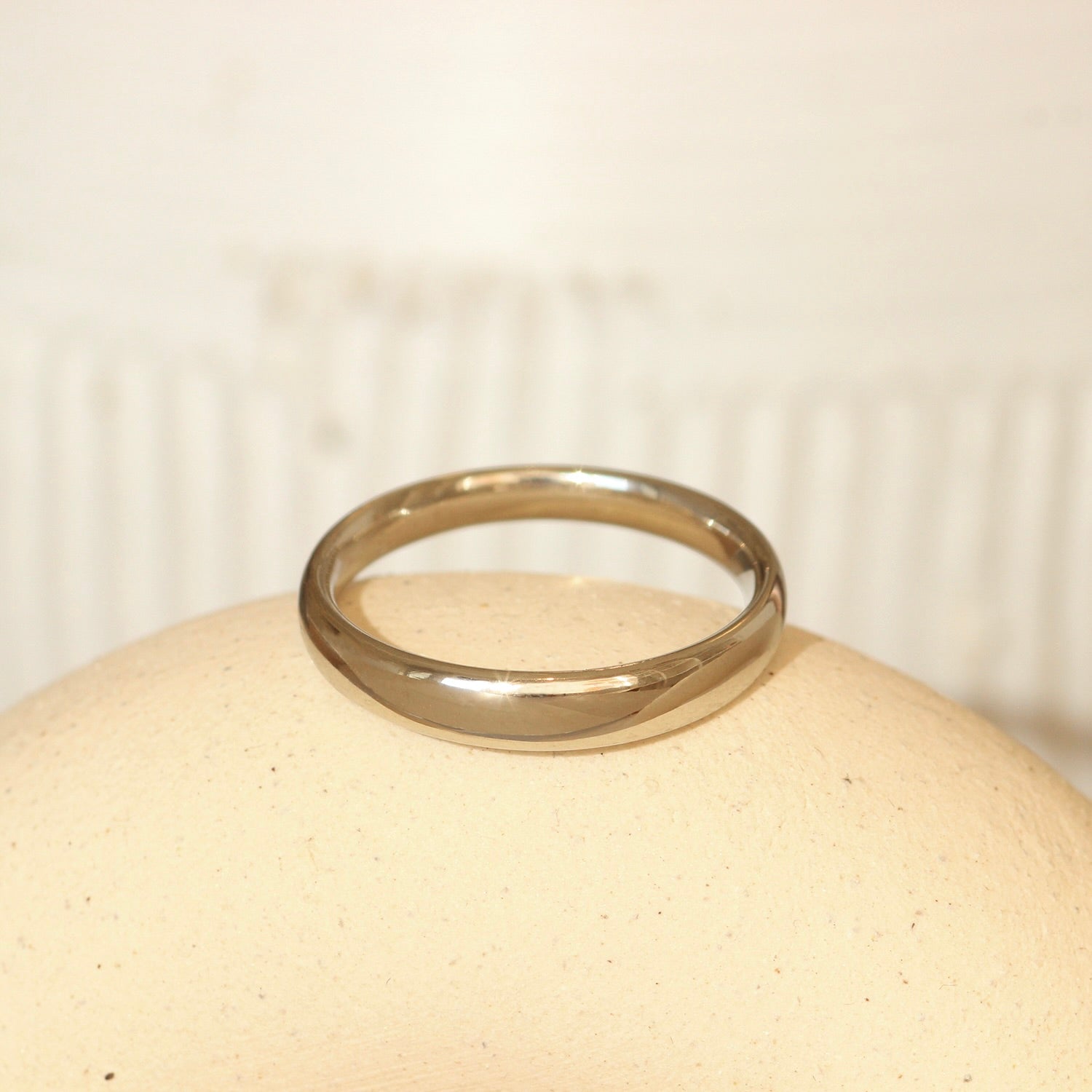 Lifestyle shot of Ellipse Band 3mm in 14k Yellow Gold