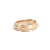 Cornice Band Wide / Bead Lab Round Diamond in Yellow Gold