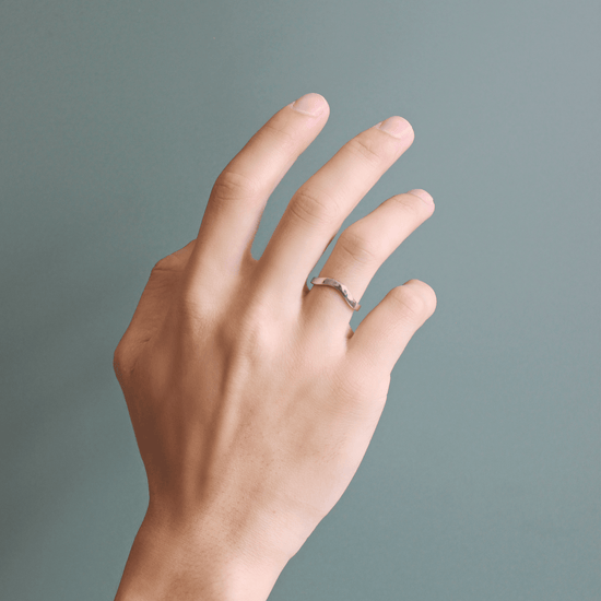 Model wearing Curve Flat Band / Wide on ring finger