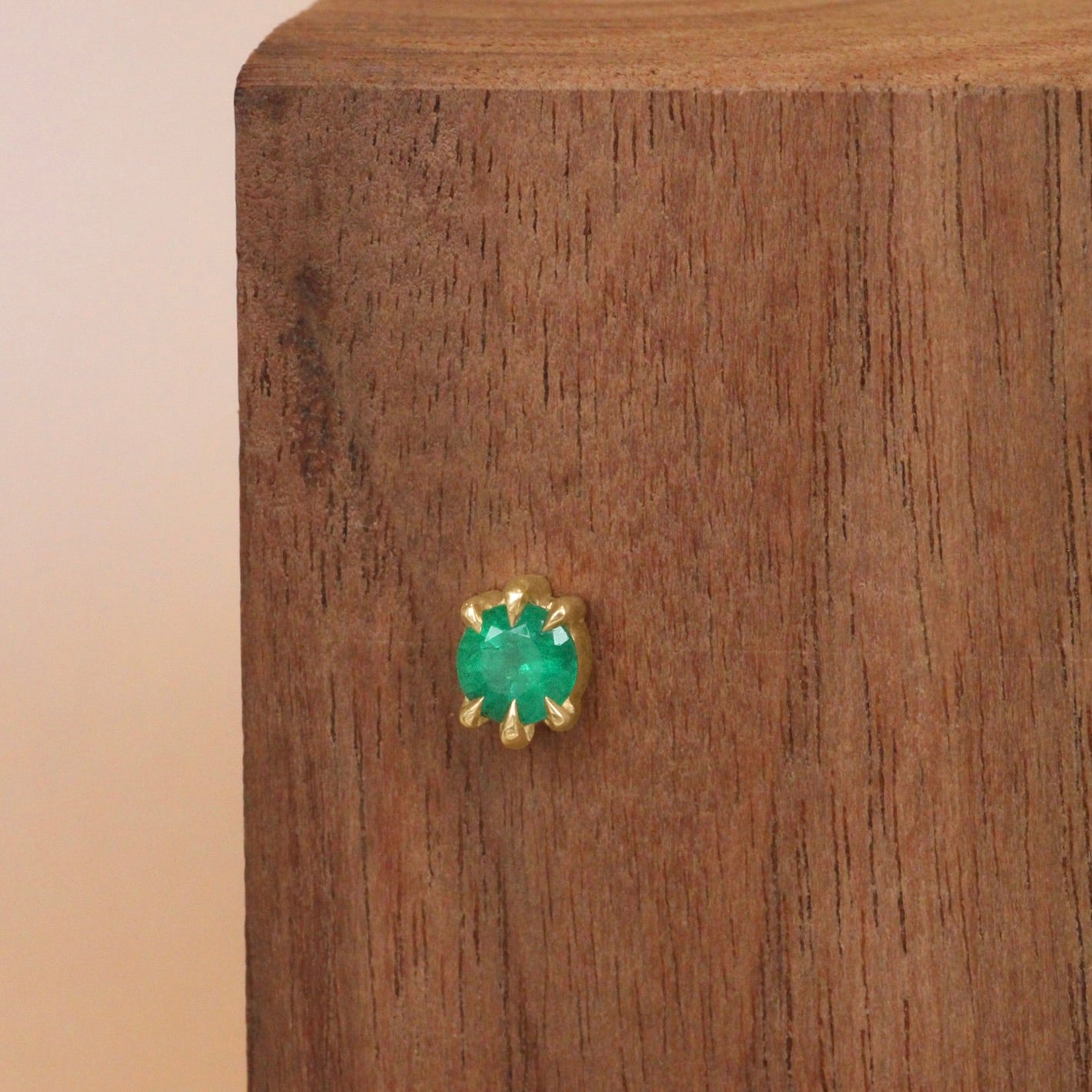 Talon Earring Round Emerald 4mm