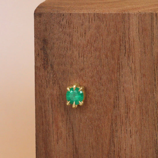 Talon Earring Round Emerald 4mm