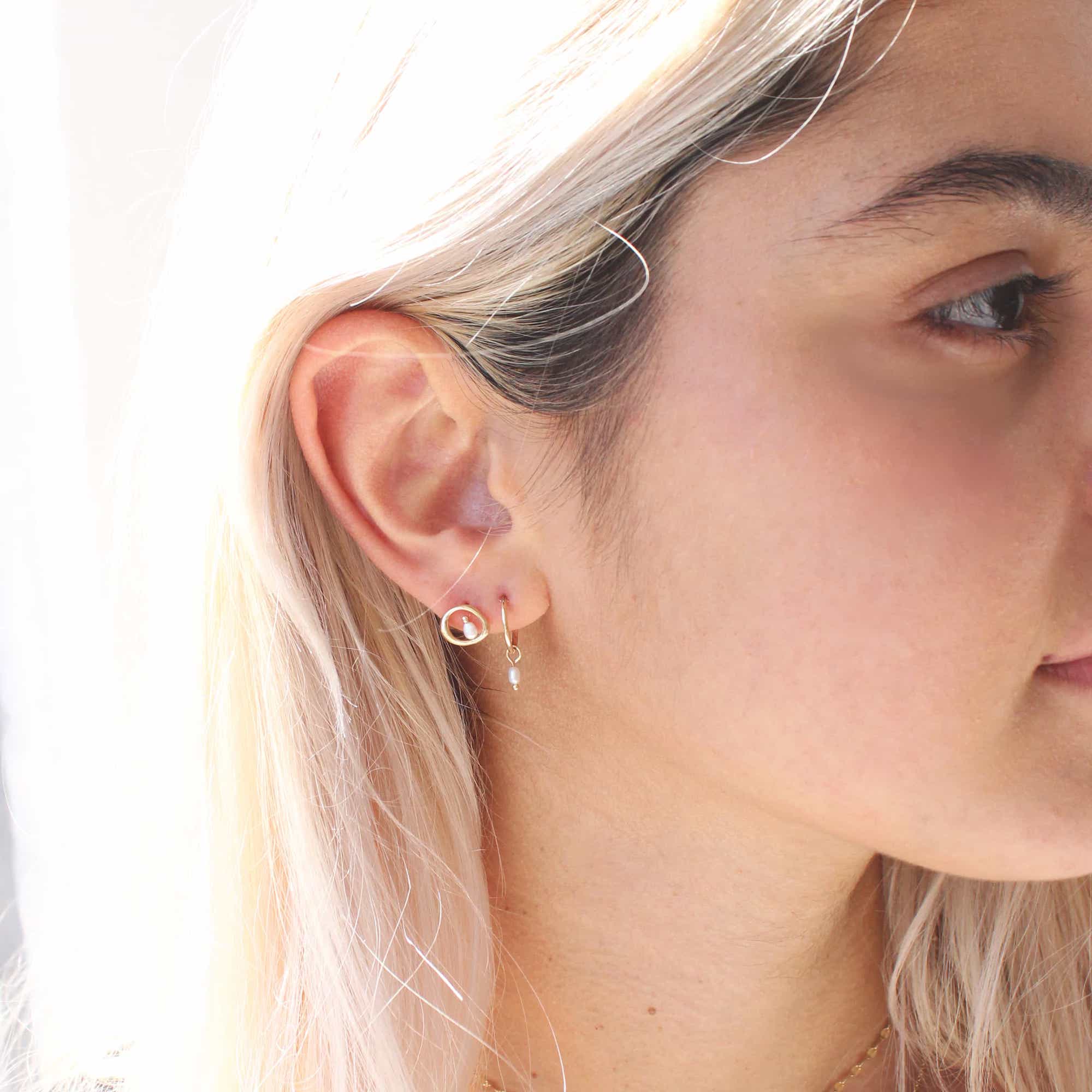 Amorphous Pearl Bead Earring / Small Circle by Goldpoint