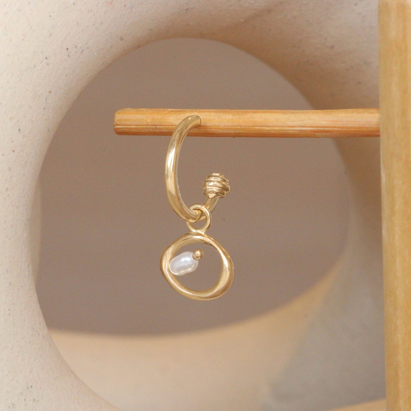 Amorphous Pearl Bead Charm / Small Circle