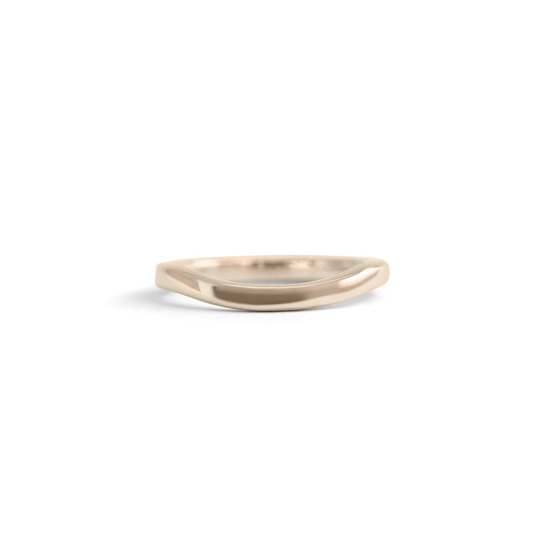 Front view of Flat Band Soft Curve / in 14k White Gold