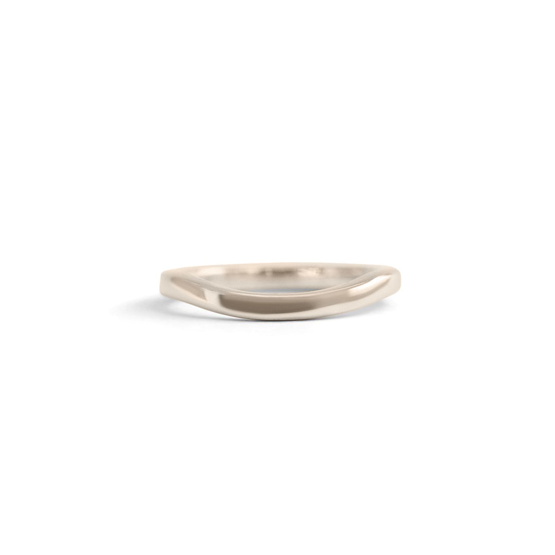 Front view of Flat Band Soft Curve / in 18k White Gold