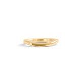 Front view of Flat Band Soft Curve / in 18k Yellow Gold