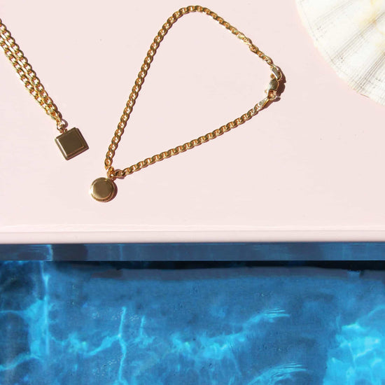 Lifestyle image of Mariner Curb Chain 2.2mm as a bracelet next to a pool