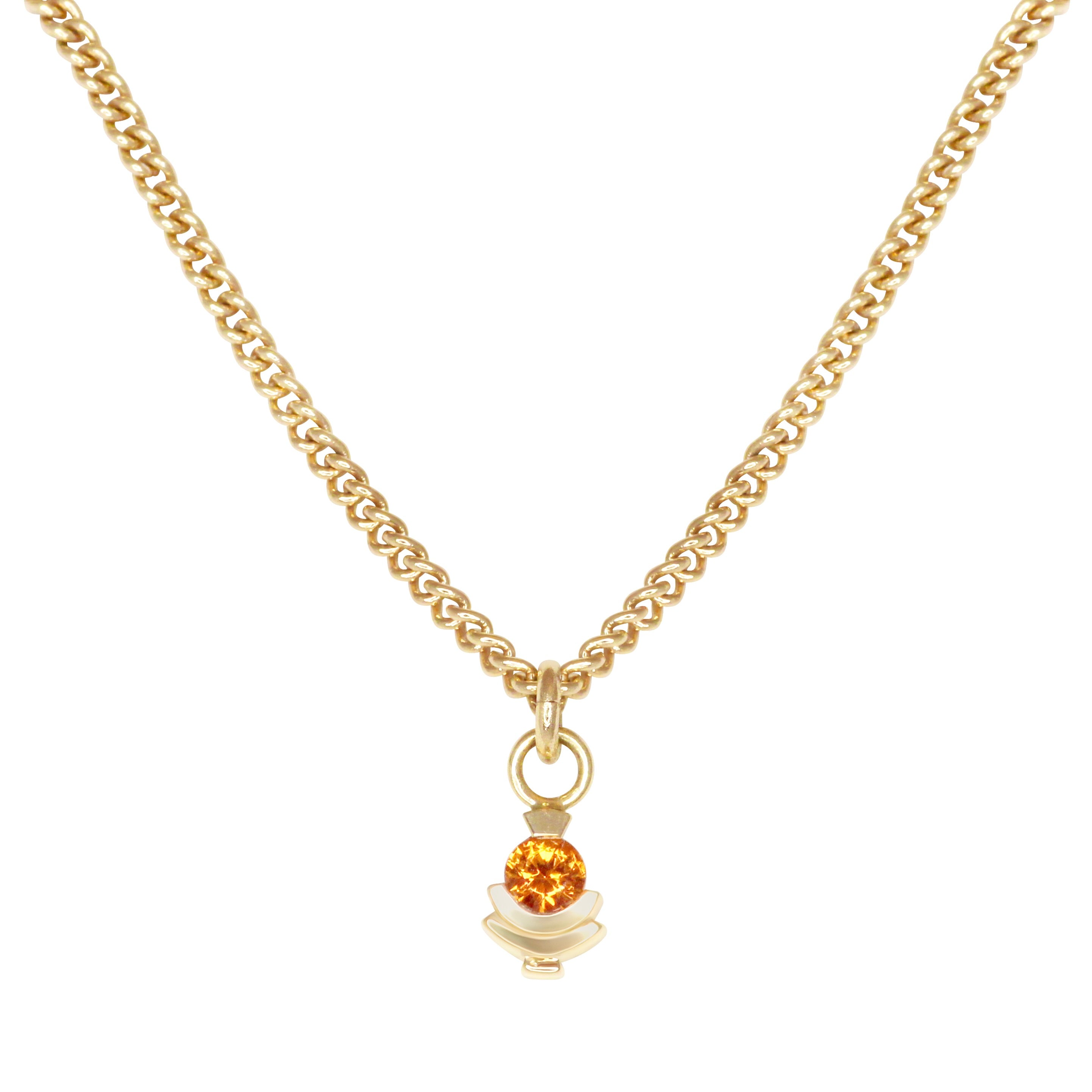 Close view of Step Mazunte Garnet Bracelet / Curb Chain by Goldpoint Jewelry