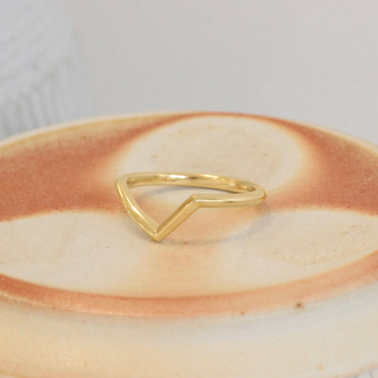 Side view of Peak Band Deep / Knife Edge Angled in 14k yellow gold