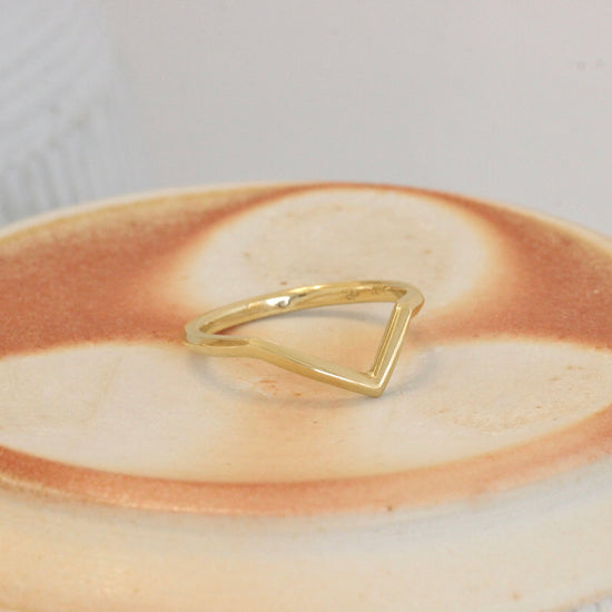 Side view of Peak Band Deep / Knife Edge Angled in 14k yellow gold