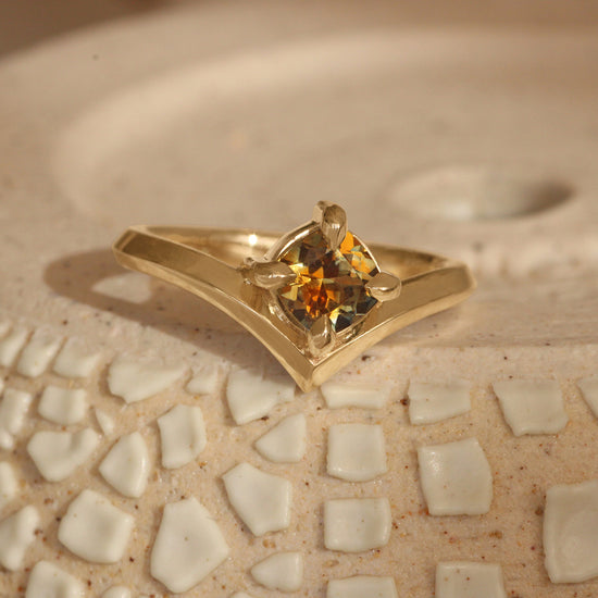 Peak Ring / Cushion Cut Bicolor Sapphire