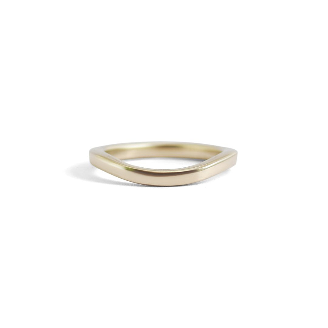 Front view of Curve Flat Band / Soft + White Gold