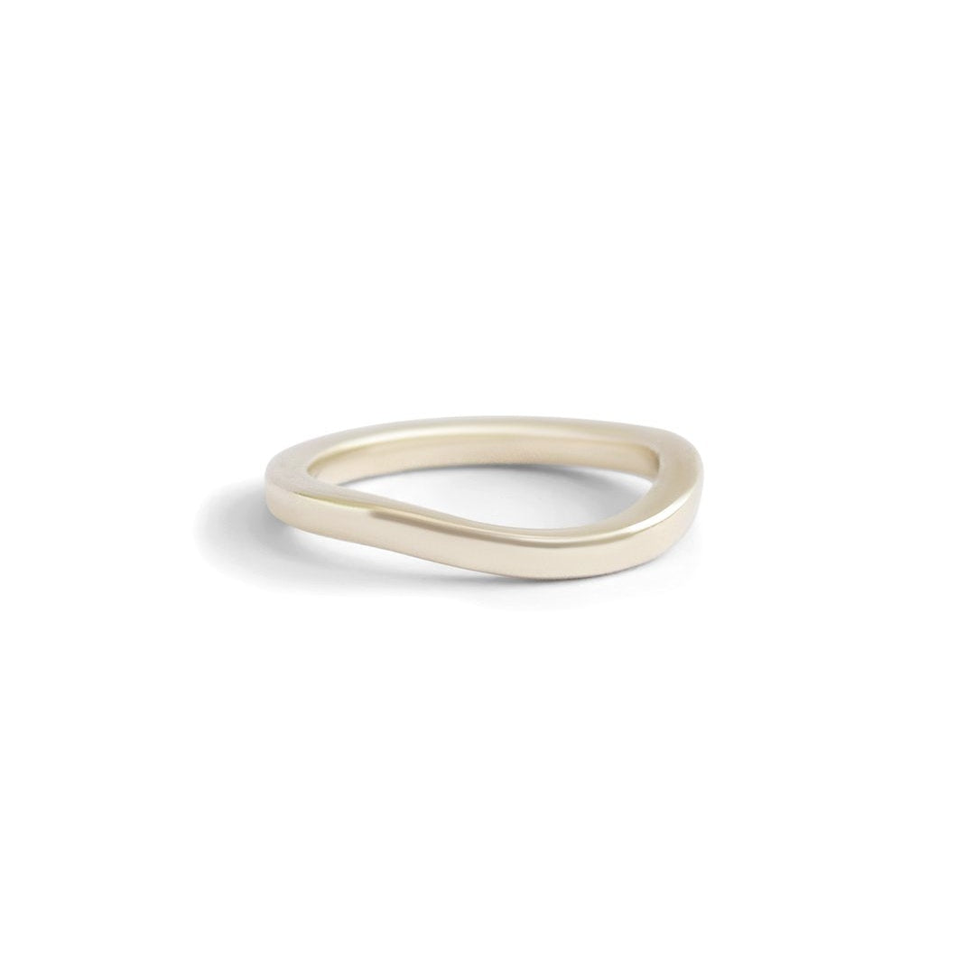 Side view of Curve Flat Band / Soft + White Gold