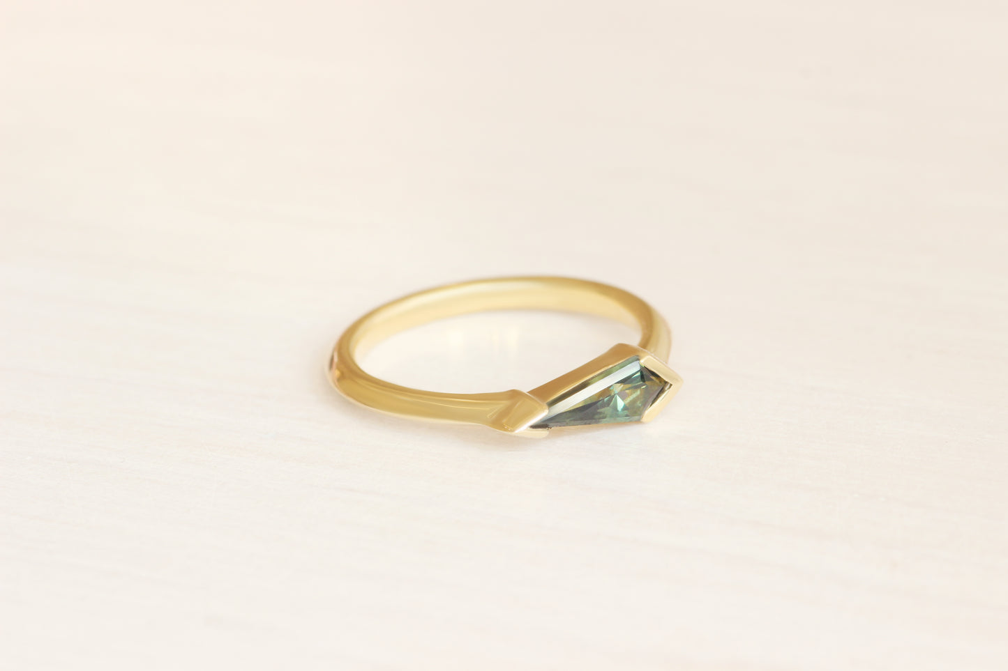 Sideways Ring / Kite Bicolor Sapphire