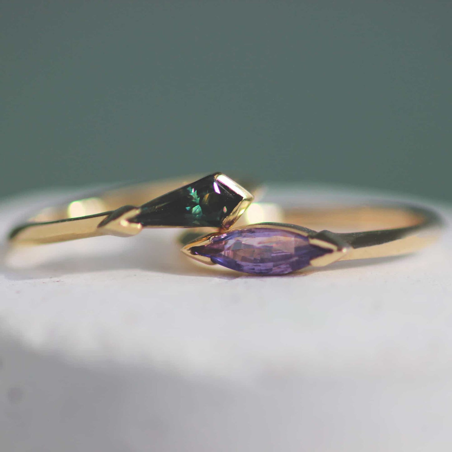 Load image into Gallery viewer, Sideways Ring / Kite Bicolor Sapphire
