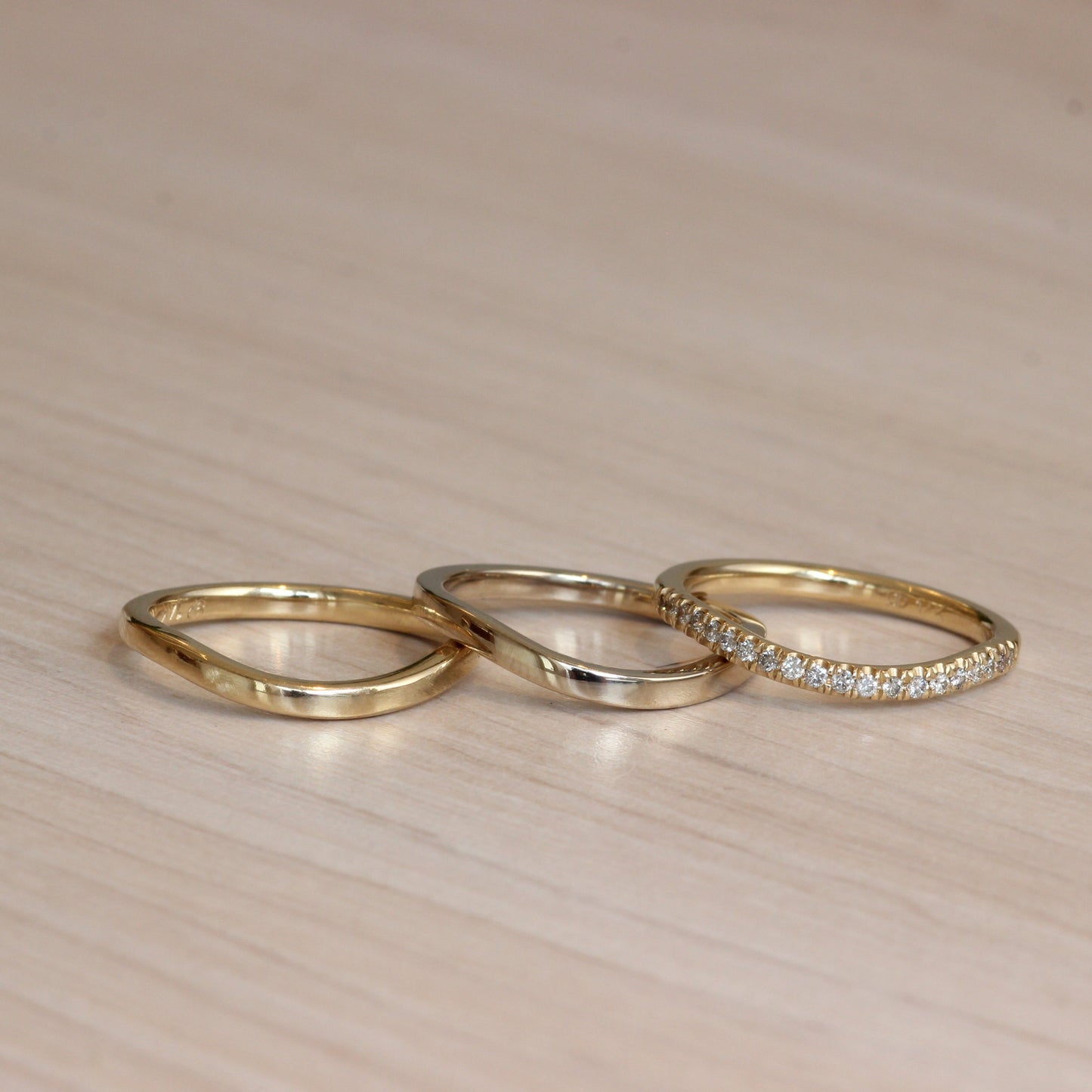 Curve Flat Band / Soft + Yellow Gold by Goldpoint