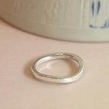 Lifestyle side view of Curve Flat Band / Soft + Platinum