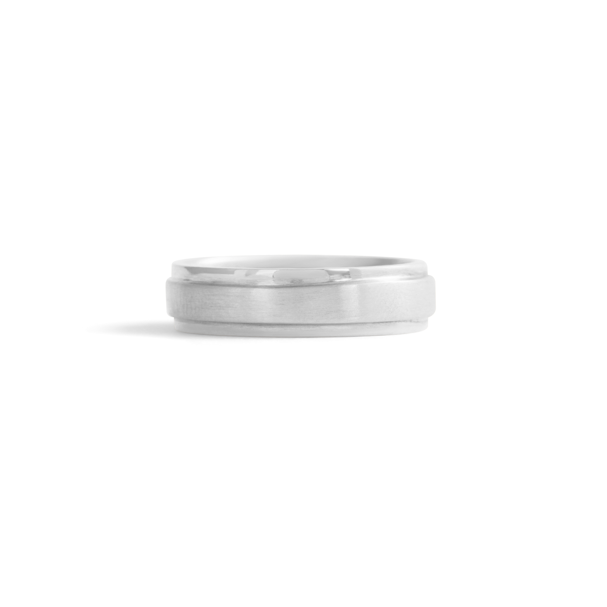 Side view of Cornice Band Wide Flat in Platinum
