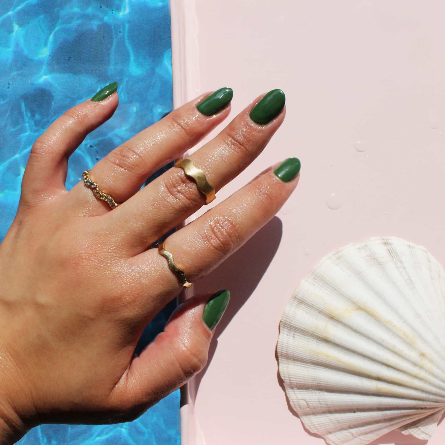Model wears Waves Band / Wide in 18k yellow gold on middle finger by Goldpoint