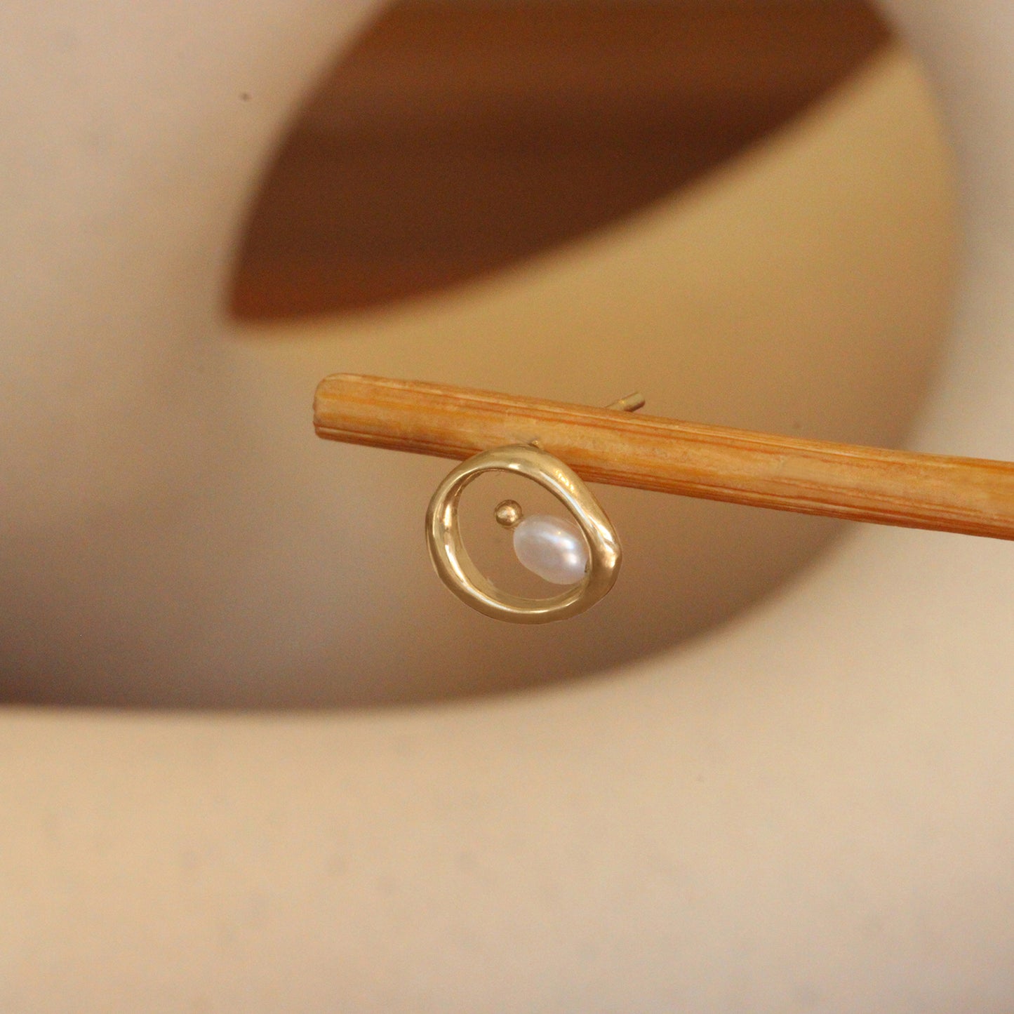 Amorphous Pearl Bead Earring / Small Circle