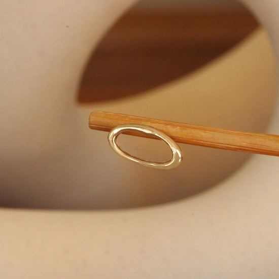 Amorphous Earring / Oval Sideways