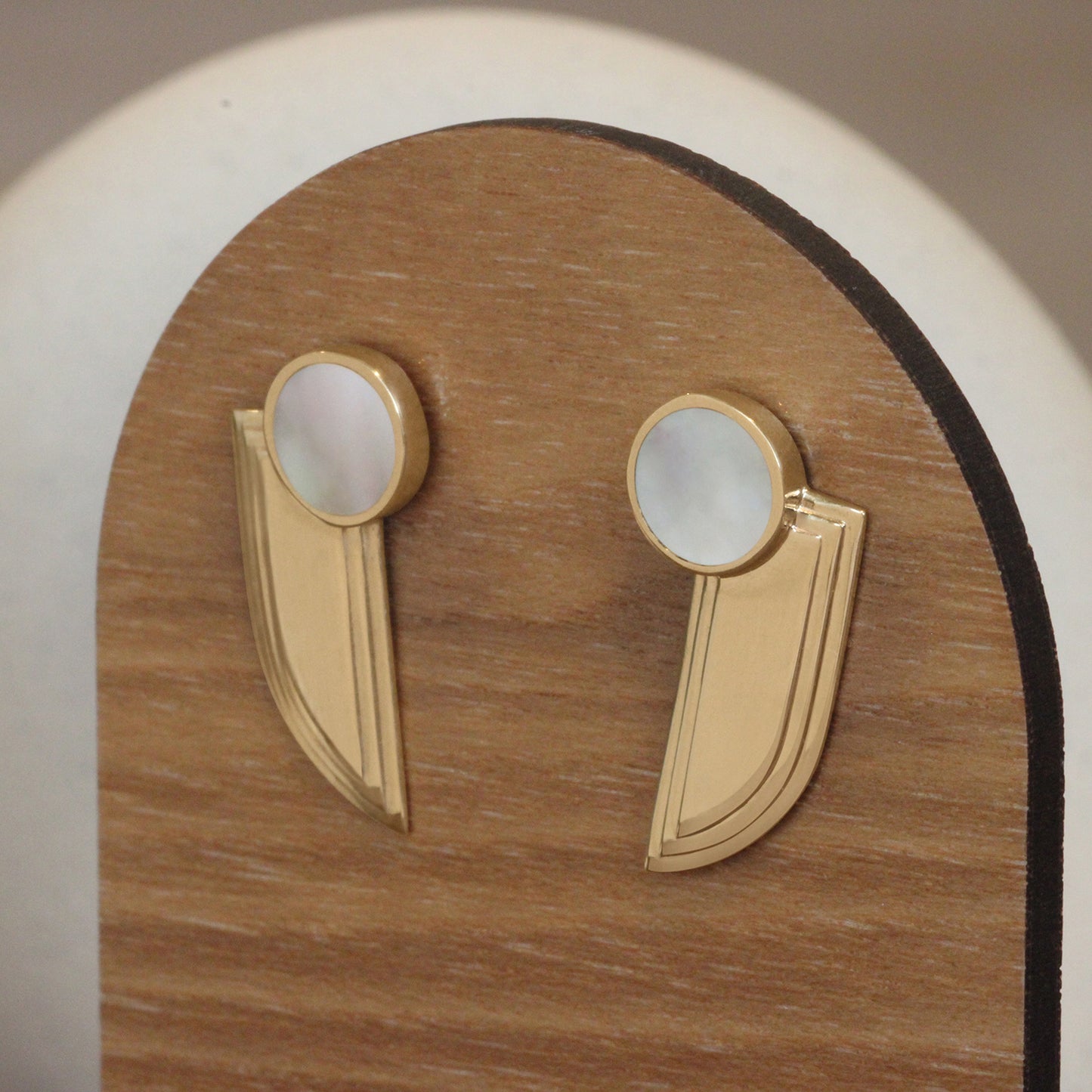 Step Wing Earrings / Round Mother of Pearl Inlay