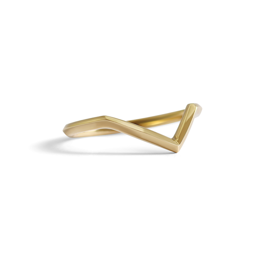 Side view of Peak Band Deep / Knife Edge Angled in 14k yellow gold