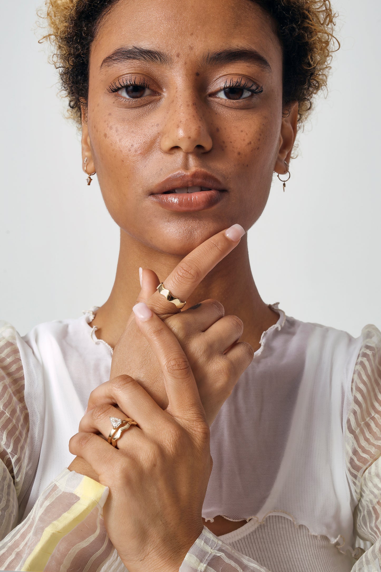 Model wears Waves Band / Wide in 18k yellow gold on index finger by Goldpoint