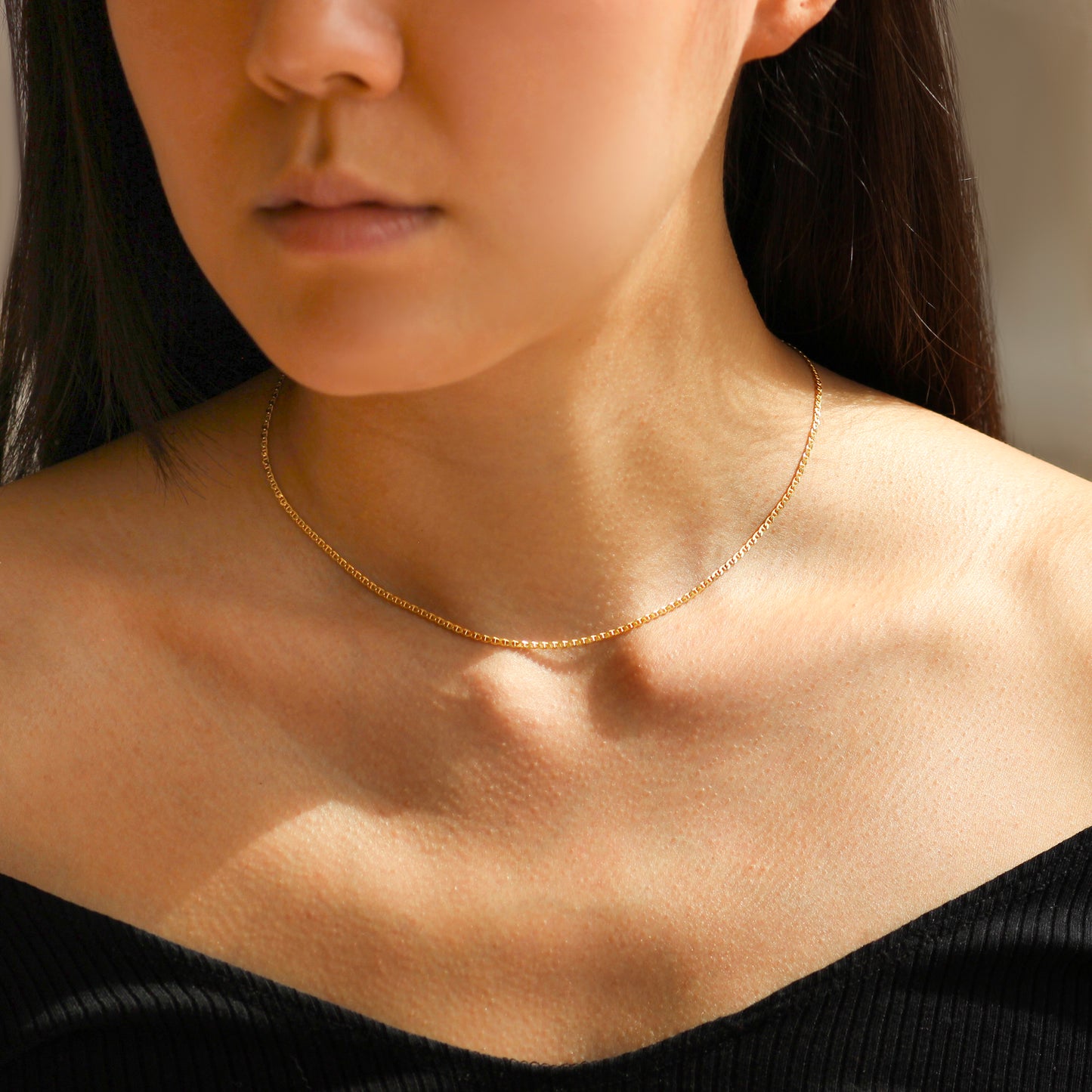 Model wears Mariner Curb Chain 2.2mm as a necklace