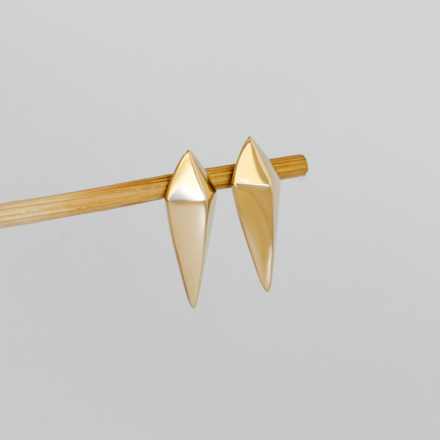 Load image into Gallery viewer, Spike Earring / Yellow Gold
